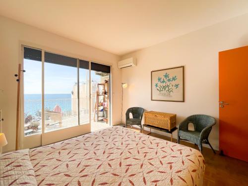 une chambre avec un lit et une vue sur l'océan dans l'établissement Paradise 4 Pers Vista Mare Wifi AC, à Nice
