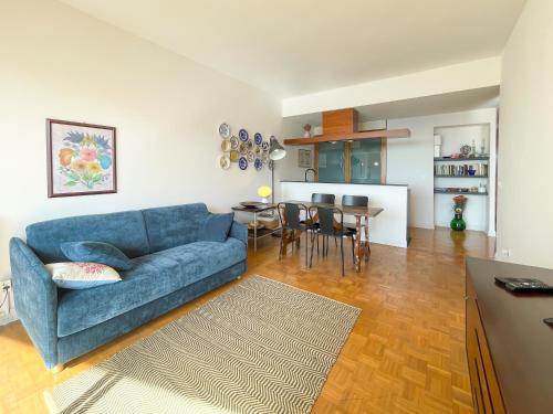 un salon avec un canapé bleu et une table dans l'établissement Paradise 4 Pers Vista Mare Wifi AC, à Nice