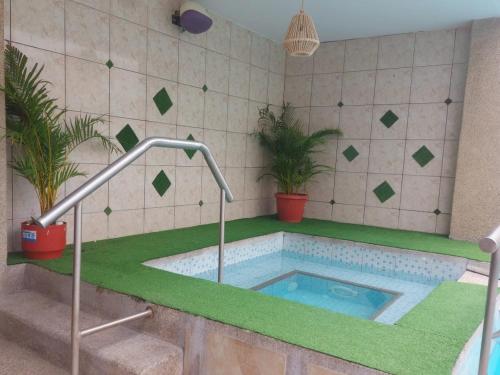 Bazén v ubytování Hotel Dorado Inn nebo v jeho okolí