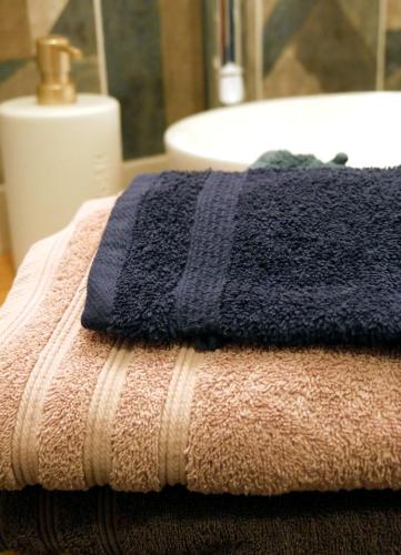 - une serviette assise au-dessus d'un lavabo dans l'établissement Charmante suite indépendante en maison de village, à Loriol-sur-Drôme