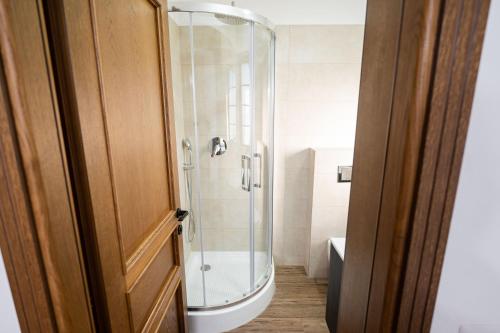 a bathroom with a shower with a glass door at Casa Andra in Siret