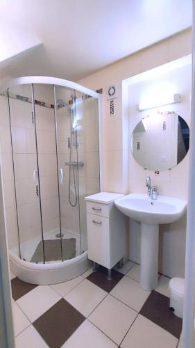 a bathroom with a shower and a sink at Chez leontine in Puilly-et-Charbeaux