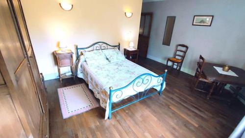 a bedroom with a bed and a table and chairs at Chez leontine in Puilly-et-Charbeaux