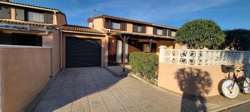 Domaine de vacances TAMARIS, à 600m de la plage, animations piscines en supplément , villa climatisée avec 2 chambres 4 couchages, WIFI LRTAM4I