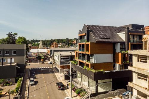 an overhead view of a city with buildings and a street at Elegância e Conforto com Piscina Aquecida by Achei in Canela