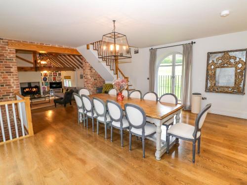 Una cocina o zona de cocina en Fairoaks Barns