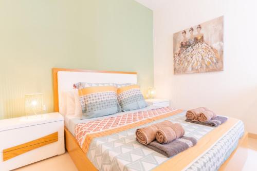 a bedroom with a bed with towels on it at Large apartment with pool in Is-Swieqi