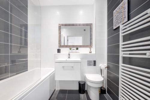 Ένα μπάνιο στο St Mary's Retreat By Your Lettings Short Lets & Serviced Accommodation Peterborough With Free WiFi,Parking And More