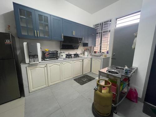Kuchyň nebo kuchyňský kout v ubytování HOMESTAY TERATAK SAKINAH ii
