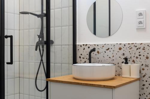 a bathroom with a sink and a shower at Apollo Luxe, Near Downtown, Private Parking in Nivy