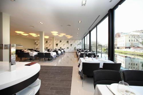Reštaurácia alebo iné gastronomické zariadenie v ubytovaní Hotel Cardenal