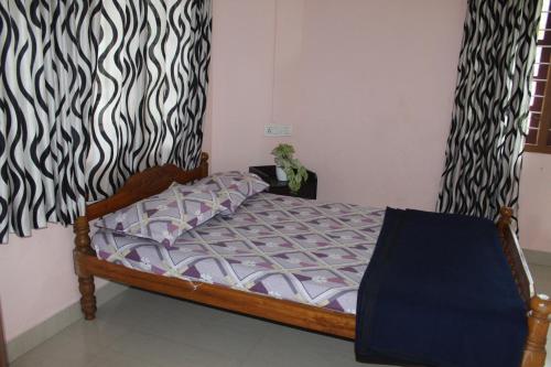 Ένα ή περισσότερα κρεβάτια σε δωμάτιο στο KSK Homes Munnar