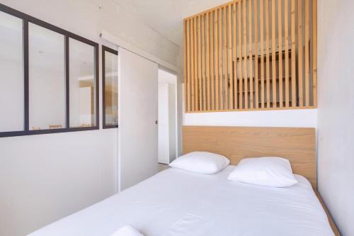 une chambre avec un lit blanc avec deux oreillers dans l'établissement Lovely 1 BR Flat in the heart of Nice, à Nice