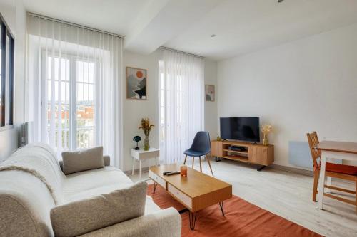 un salon avec un canapé, une table et une télévision dans l'établissement Lovely 1 BR Flat in the heart of Nice, à Nice