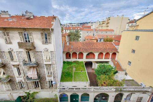 une vue aérienne d'un bâtiment avec une cour dans l'établissement Lovely 1 BR Flat in the heart of Nice, à Nice