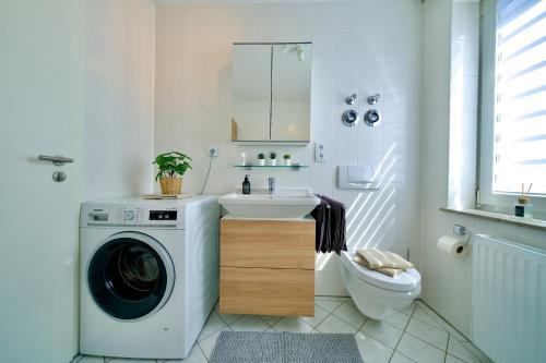 Gambar di galeri bagi EDLER WOHNRAUM Schwanenteich-Oase mit Balkon, Kaffeevollautomat, Lift & Parkplatz di Zwickau