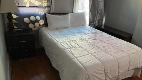 Postel nebo postele na pokoji v ubytování 2218 N Colorado Master Queen Room