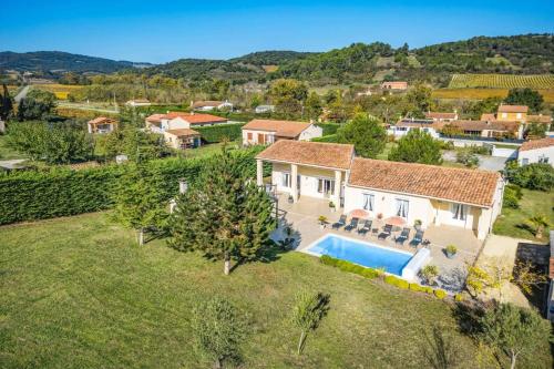une vue aérienne d'une maison avec piscine dans l'établissement Villa Loupia by Villa Plus, à Loupia