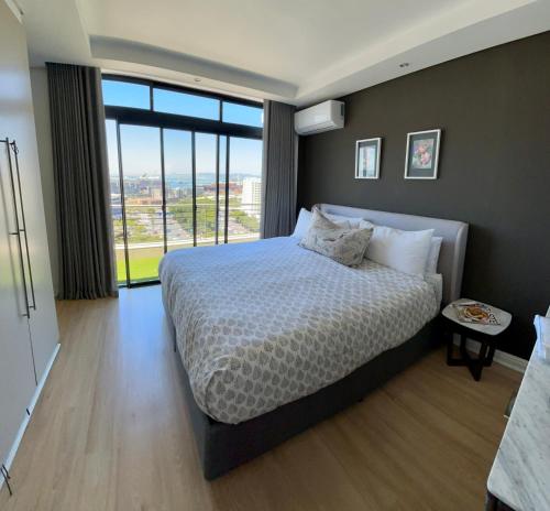 Ένα ή περισσότερα κρεβάτια σε δωμάτιο στο Table Bay Views 1203