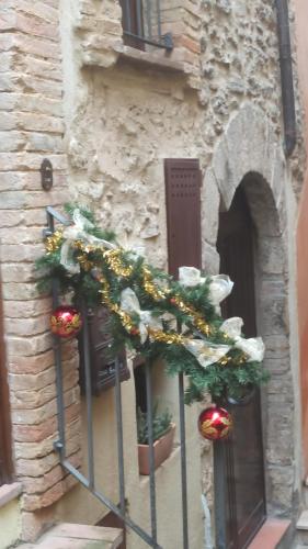 a building with a christmas wreath on a door at Casa Ernesto-AMICA DEI CICLISTI in Acquasparta