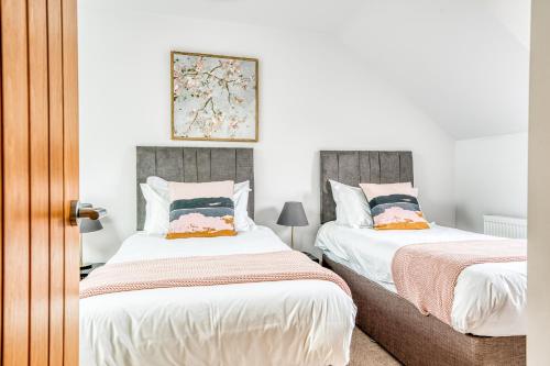 Ένα ή περισσότερα κρεβάτια σε δωμάτιο στο Luxury Cottage in the New Forest with Log Burner