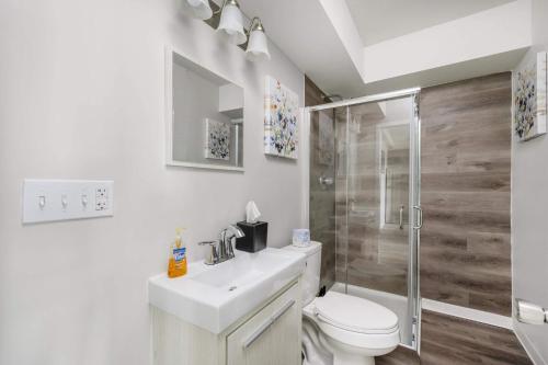 Ένα μπάνιο στο 2BR Luxury Suite Near Henry Ford