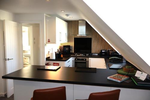 Kuchyň nebo kuchyňský kout v ubytování THE HIDEAWAY - LUXURY SELF CATERING COASTAL APARTMENT with PRIVATE ENTRANCE & KEY BOX ENTRY JUST A FEW MINUTES WALK TO THE BEACH, SOLENT WAY WALK, SHOPS and many EATERIES & BARS - FREE OFF ROAD PARKING,FULL KITCHEN, LOUNGE,BEDROOM , BATHROOM & WI-FI