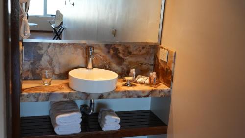 Ένα μπάνιο στο Design Suites Salta