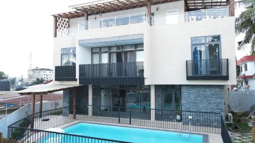 Piscina de la sau aproape de Brielle Apartment