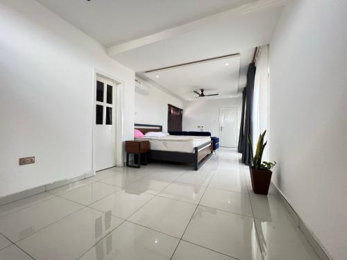 Habitación blanca grande con cama. en Brielle Apartment, en Accra