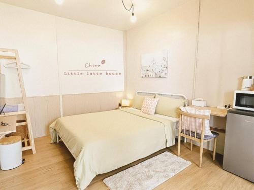 a small bedroom with a bed and a desk at Little Latte House - Chalong in Ban Na Bon