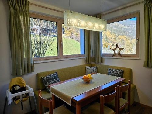 a dining room with a table and chairs and a window at Casa Maria Beatrice in Mühlbach
