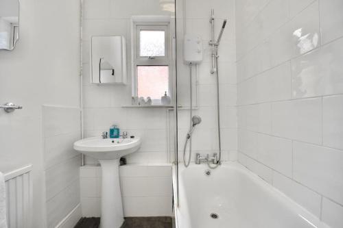 Koupelna v ubytování 6BR, Free Parking, WiFi, SmartTVs, Sleeps 16