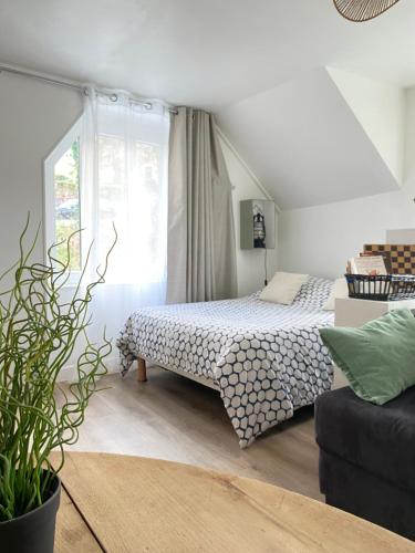 une chambre avec un lit et un canapé dans l'établissement Le Cosy, à Lannion