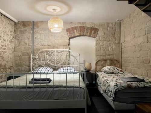 une chambre avec un lit et une table en verre dans l'établissement Lofts Marais Reaumur, à Paris