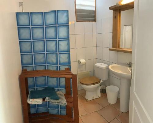 a bathroom with a toilet and a sink at Bungalow accueillant à Le Diamant avec piscine partagée in Le Diamant