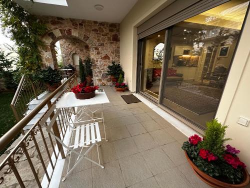 a patio with a table and chairs on a balcony at Air Suite in Spáta