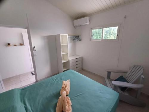 a room with a bed and a desk and a chair at Appartement charmant avec vue sur mer à Schoelcher - 90 m², calme in Schœlcher