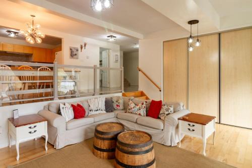 Area soggiorno di Vineyard Suite - Family Friendly in Picton PEC