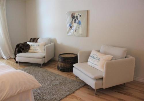 Area soggiorno di Vineyard Suite - Family Friendly in Picton PEC
