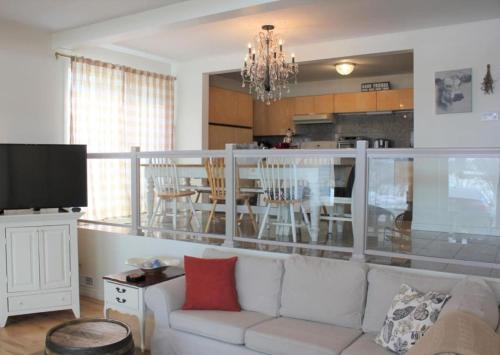 Cucina o angolo cottura di Vineyard Suite - Family Friendly in Picton PEC