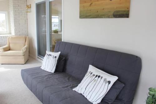 Area soggiorno di Vineyard Suite - Family Friendly in Picton PEC