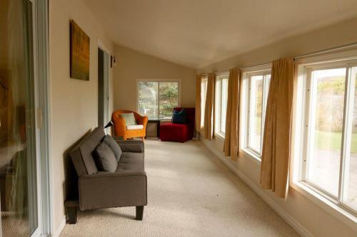Area soggiorno di Vineyard Suite - Family Friendly in Picton PEC