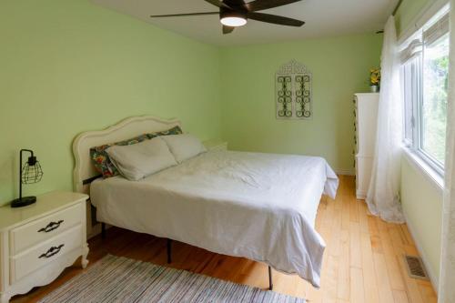 Letto o letti in una camera di Vineyard Suite - Family Friendly in Picton PEC