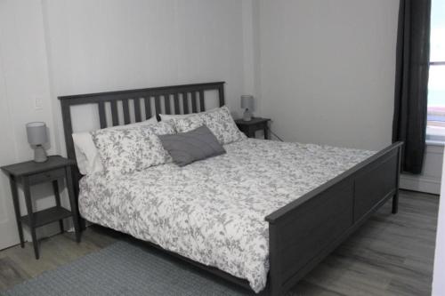 En eller flere senge i et værelse på County Cove - Wellington Suite - Two-Bedroom - two queen beds - Wellington Apartment