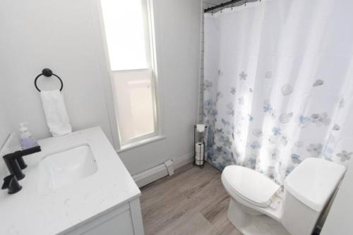 Et badeværelse på County Cove - Wellington Suite - Two-Bedroom - two queen beds - Wellington Apartment