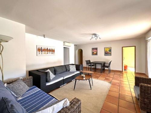 un salon avec un canapé et une table dans l'établissement VILLA VIIEUX MOULIN Villa avec piscine pour 7 personnes avec piscine à Hyères, à Hyères