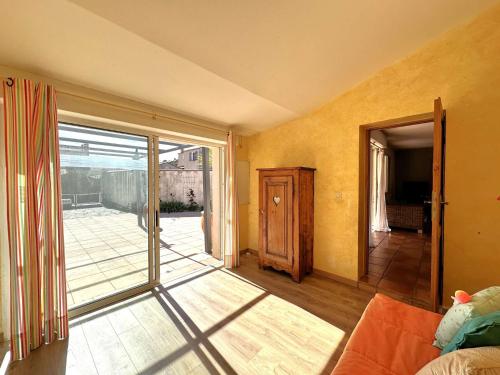 Una sala de estar vacía con una puerta corrediza de vidrio. en VILLA VIIEUX MOULIN Villa avec piscine pour 7 personnes avec piscine à Hyères, en Hyères
