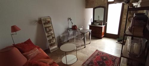 un salon avec un canapé, une table et un miroir dans l'établissement Appartement cosy rue HAGUENOT proche Arceaux, à Montpellier