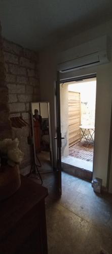 Cette chambre dispose d'une porte menant à une terrasse. dans l'établissement Appartement cosy rue HAGUENOT proche Arceaux, à Montpellier